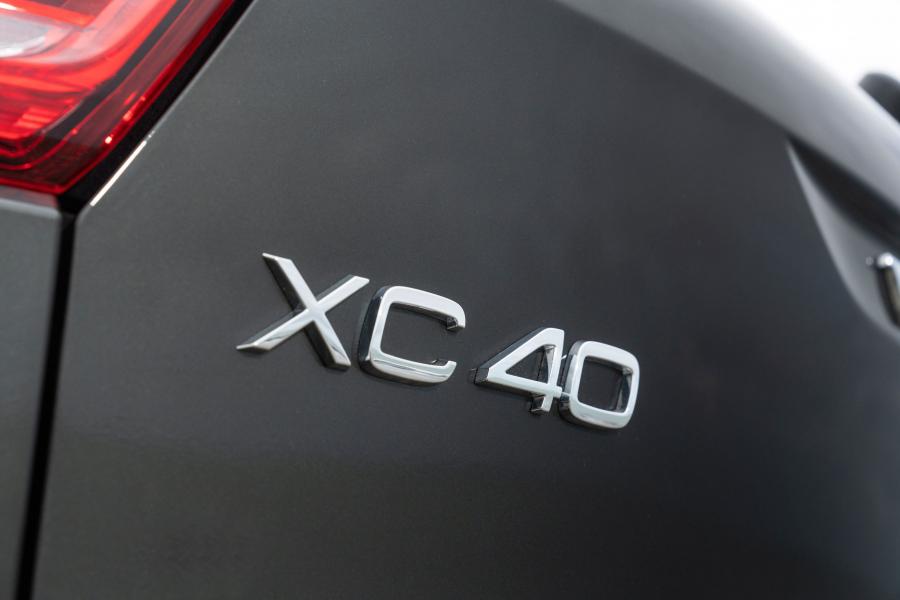 Логотип Volvo XC40 D3 Inscription 2018 года  (UK) (фото 9 из 40)